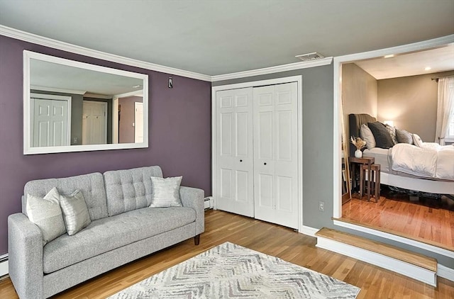 living area featuring visible vents, crown molding, baseboards, and wood finished floors