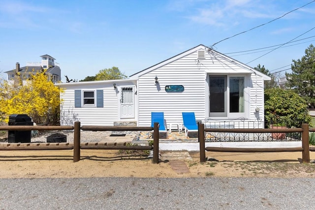 view of front of property featuring a fenced front yard