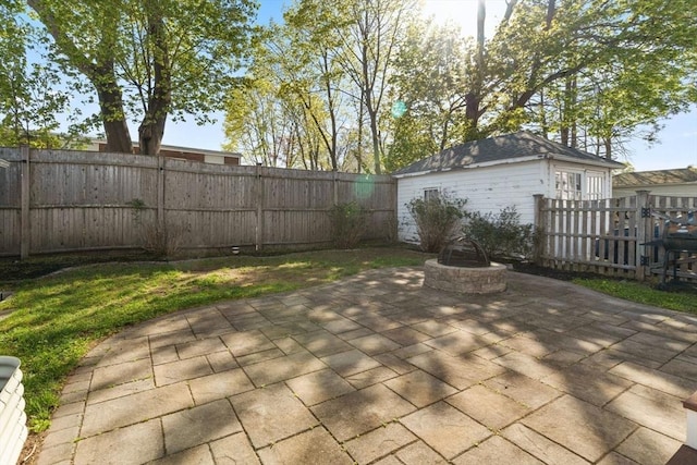 view of patio featuring a fire pit and a fenced backyard