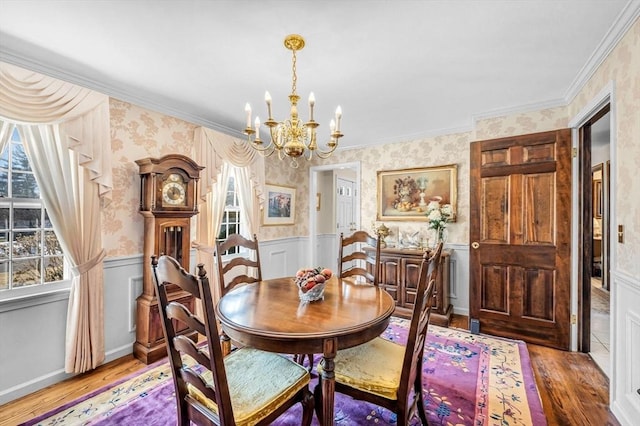 dining room with crown molding, a chandelier, and light hardwood / wood-style floors