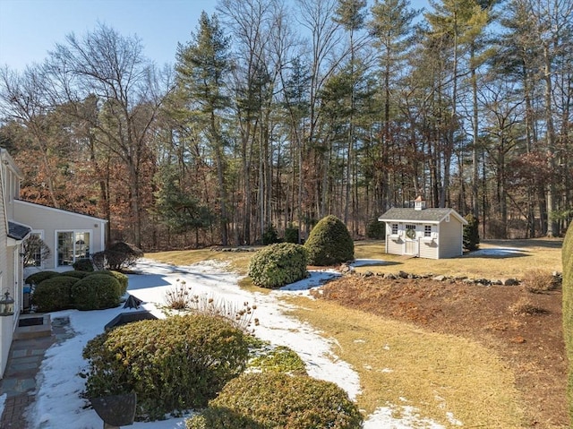 view of yard with an outdoor structure