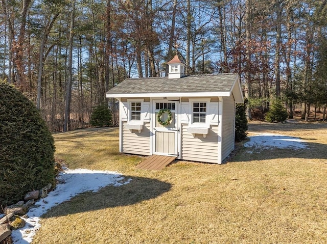 view of outdoor structure featuring a yard