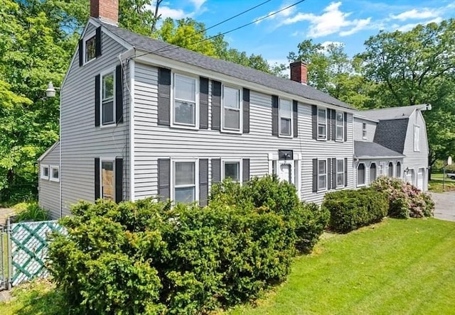 view of front of house featuring a front lawn