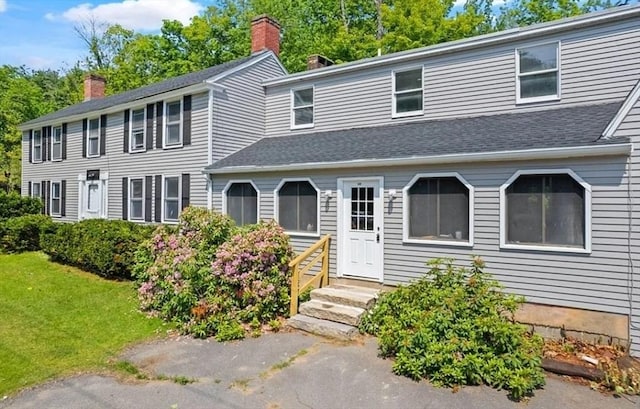 view of front facade featuring a front lawn