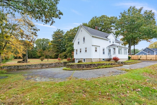 view of side of property featuring a lawn