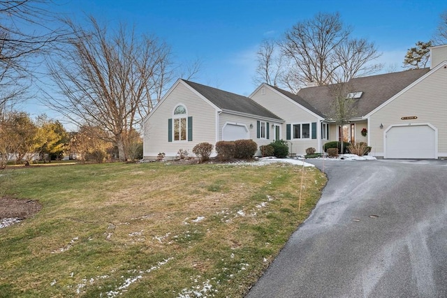 view of front of house featuring a front lawn and a garage