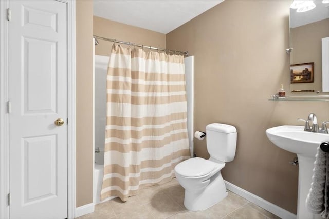 bathroom with baseboards, shower / bathtub combination with curtain, tile patterned floors, and toilet