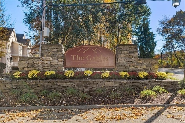 view of community / neighborhood sign