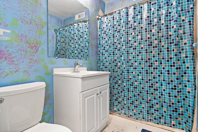 bathroom with a shower with curtain, visible vents, vanity, and toilet