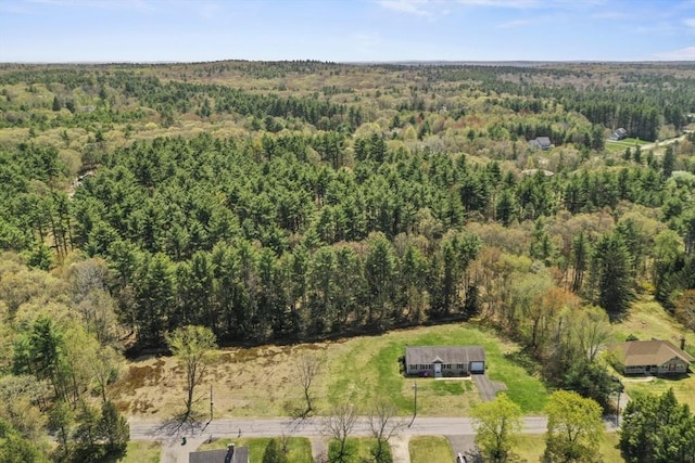 birds eye view of property featuring a forest view
