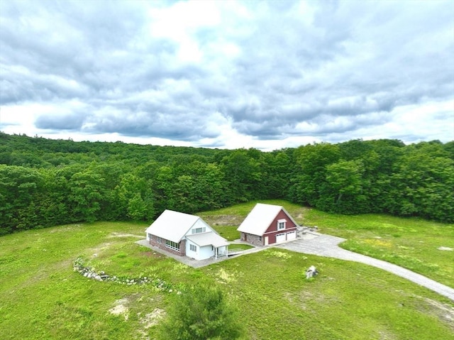 birds eye view of property featuring a forest view