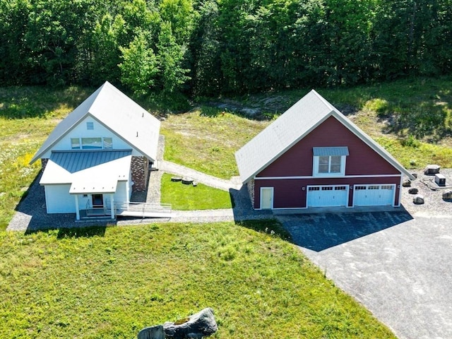 view of front of property featuring a garage, an outbuilding, and a front yard