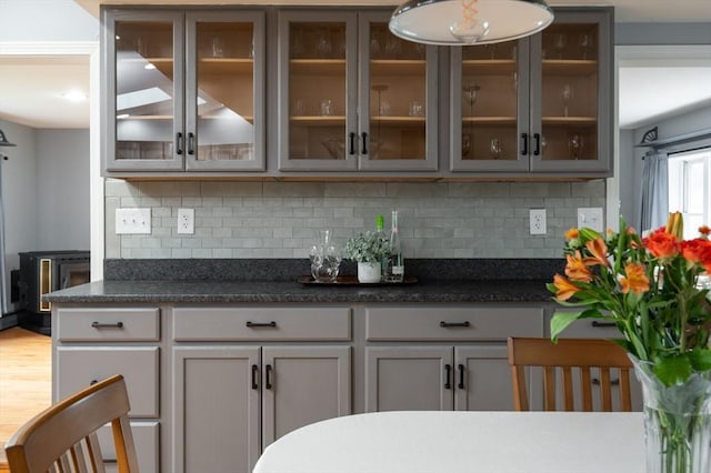 bar area featuring tasteful backsplash