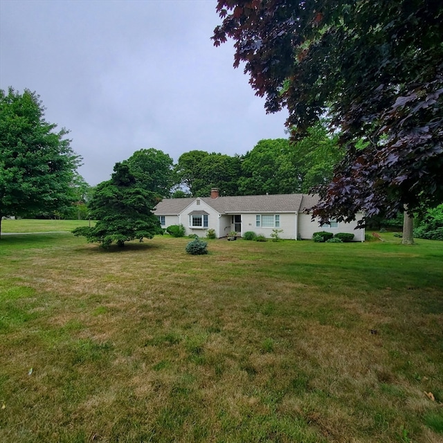 view of front of property featuring a front lawn