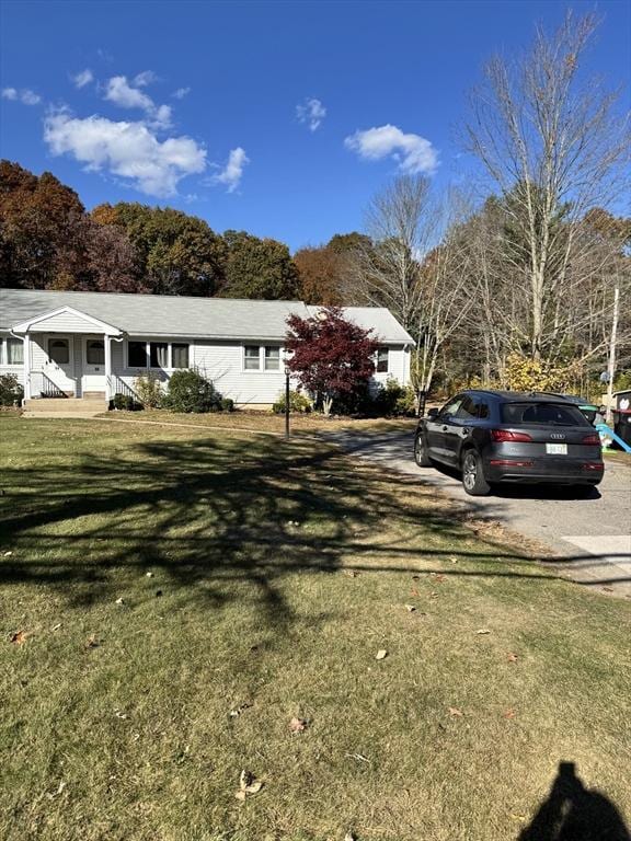 view of front of property with a front yard