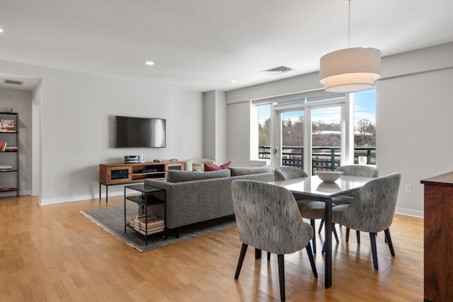 dining area featuring baseboards, light wood finished floors, visible vents, and recessed lighting