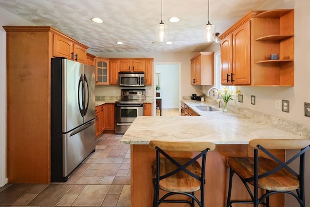 32 Lowe Meadow Ln, North Attleboro, MA 02760 - kitchen with appliances with stainless steel finishes, a sink, a peninsula, recessed lighting, and a breakfast bar area