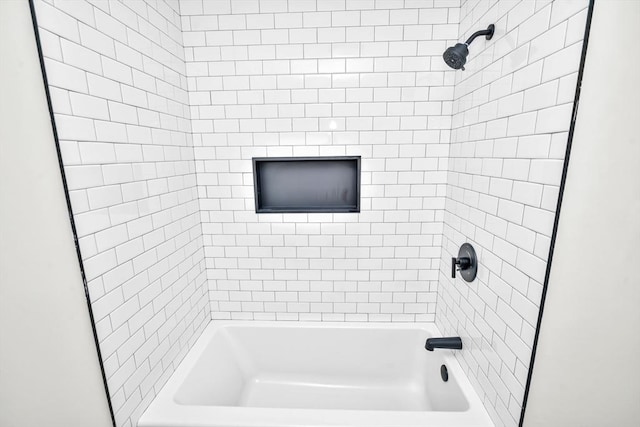 bathroom featuring tiled shower / bath