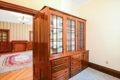 doorway with an inviting chandelier