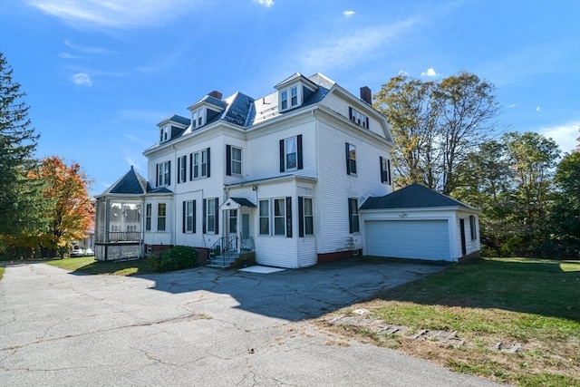 view of front of property featuring a front lawn