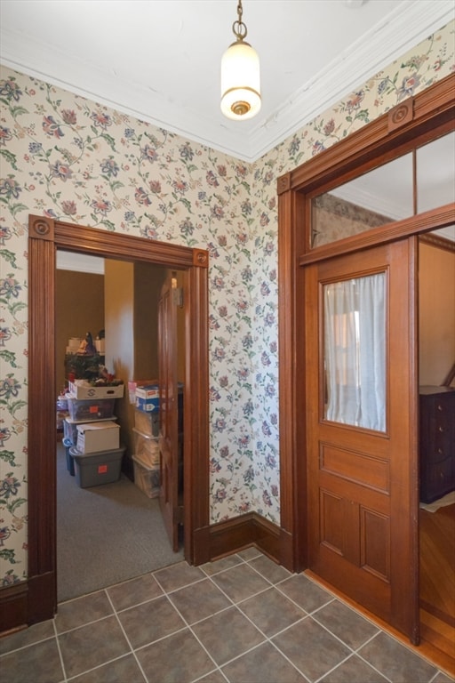 foyer featuring ornamental molding