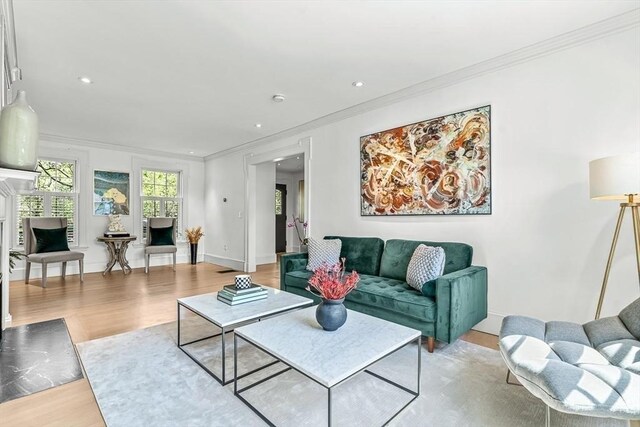 living area featuring crown molding, wood finished floors, recessed lighting, and baseboards