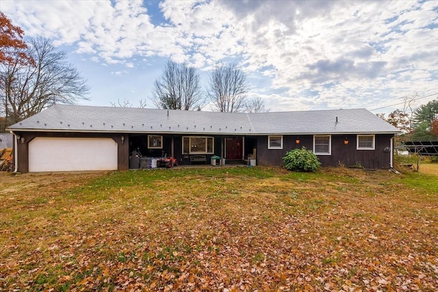 view of front of house with a front lawn and a garage