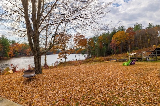 view of yard featuring a water view