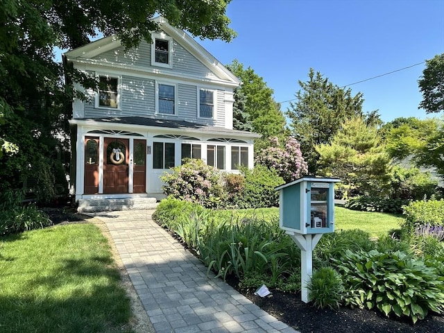 view of front of property featuring a front yard