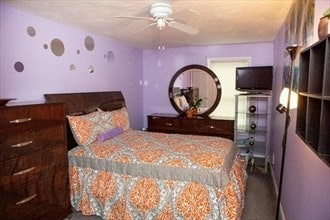 bedroom featuring ceiling fan