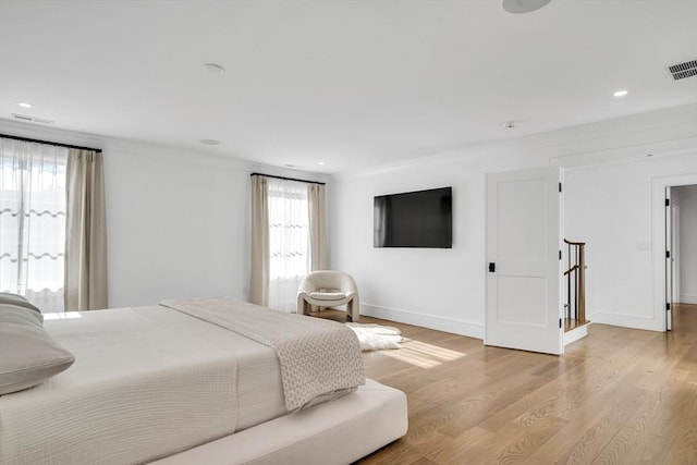 bedroom featuring visible vents, recessed lighting, baseboards, and light wood finished floors