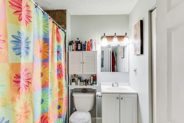 bathroom featuring a shower with shower curtain, toilet, a textured ceiling, and vanity