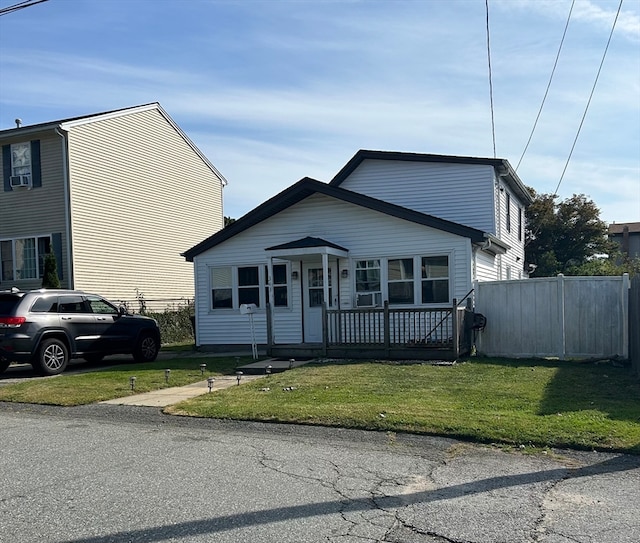 view of front of property featuring a front lawn