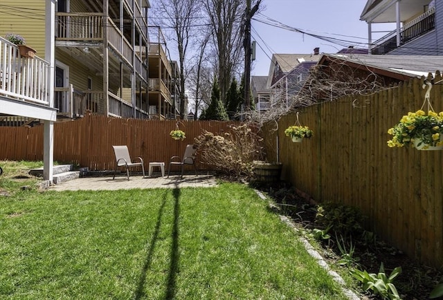 view of yard featuring a patio area