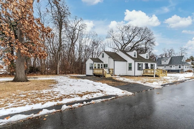 view of front of home featuring a wooden deck