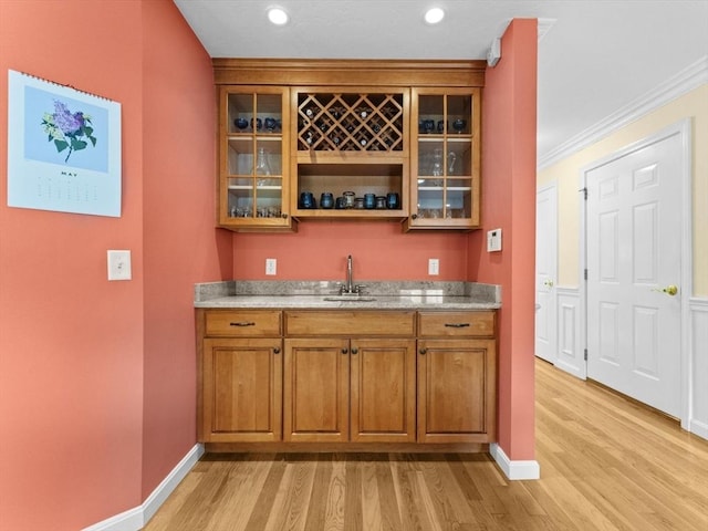 indoor wet bar featuring light wood-style flooring, baseboards, and recessed lighting