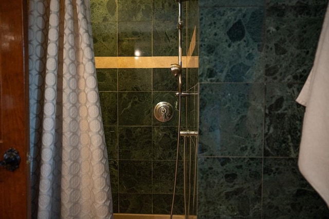 full bath with tiled shower