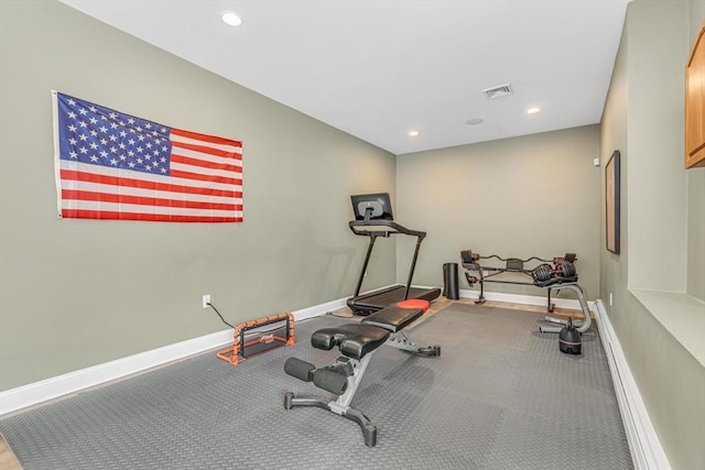 exercise room with visible vents, recessed lighting, and baseboards
