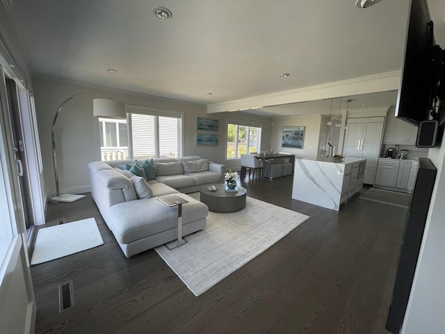 living room featuring visible vents, recessed lighting, dark wood-style flooring, crown molding, and baseboards