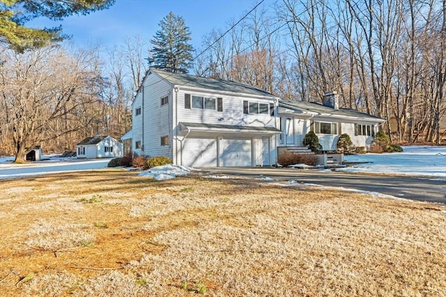 view of front facade featuring a garage and a front lawn