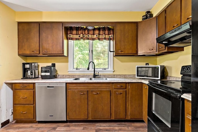 92 Rocky Hill Rd, Rehoboth, MA 02769 - kitchen featuring appliances with stainless steel finishes, a sink, under cabinet range hood, dark wood-style flooring, and light countertops