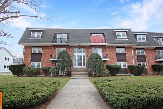 view of front of house featuring a front lawn