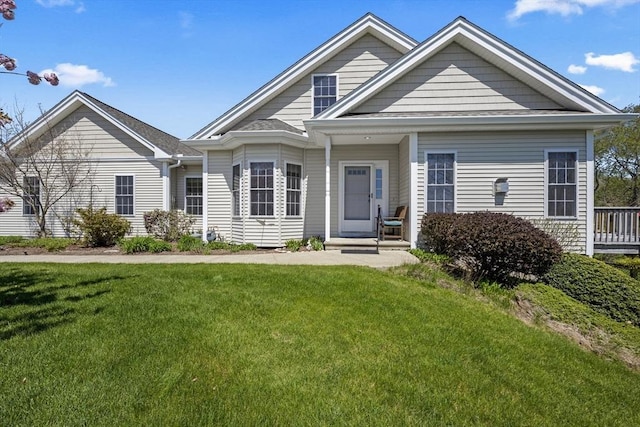 view of front of house featuring a front lawn