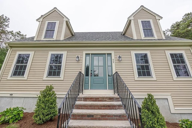 new england style home featuring a shingled roof