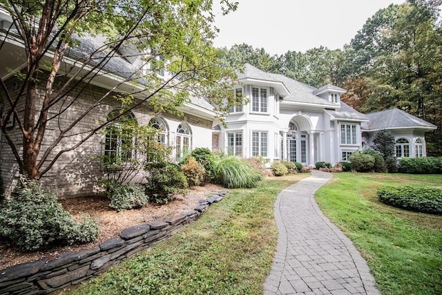 view of front of property with a front lawn