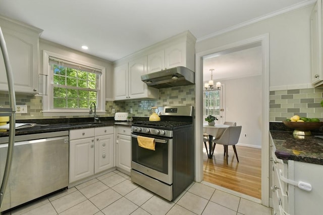 8 Edwards Rd Unit 8A, Woburn, MA 01801 - kitchen with stainless steel appliances, under cabinet range hood, crown molding, a chandelier, and a sink