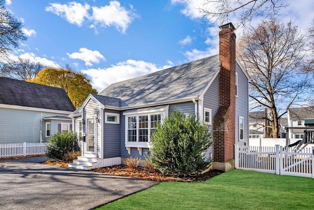 view of front of property with a front yard