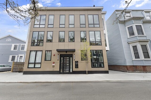 view of front facade featuring stucco siding