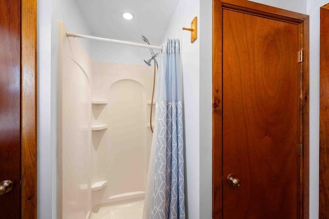 full bath featuring a shower with shower curtain