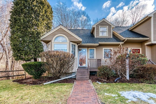 view of front of house featuring a front lawn